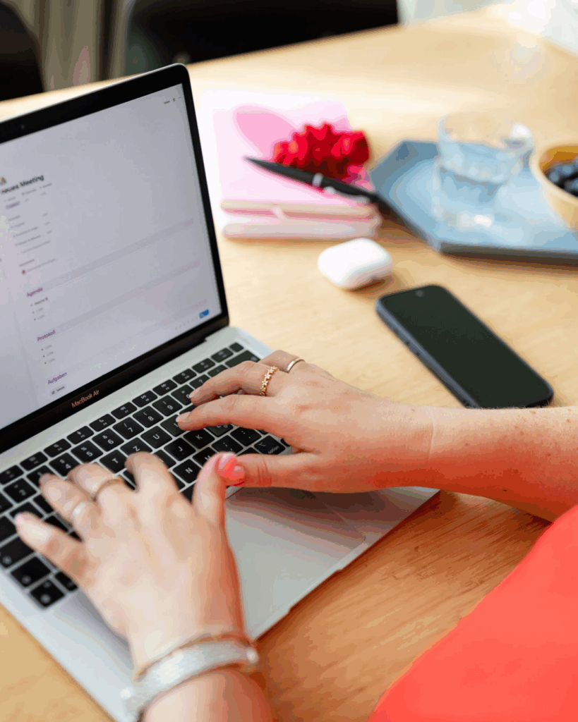 Digitale Organisation mit Notion Templates – Vorlagen, die dir Klarheit geben, Fokus ermöglichen und dir den Kopf frei machen für Strategie und Kreativität.